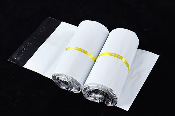 How does a white courier bag's seal prevent cracking during transportation?